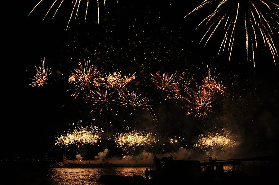 Светлинно шоу, музика и билет за празника на Несебър