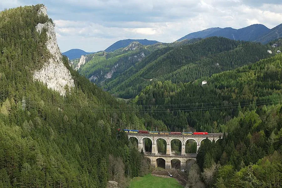 Нападател с нож рани двама в Австрия