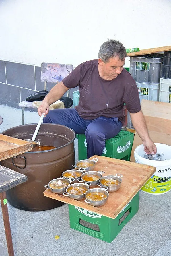 Кукерите в с. Черниче раздадоха курбан