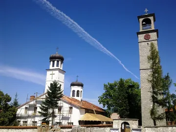Миряни пълнят църква за първи храмов празник