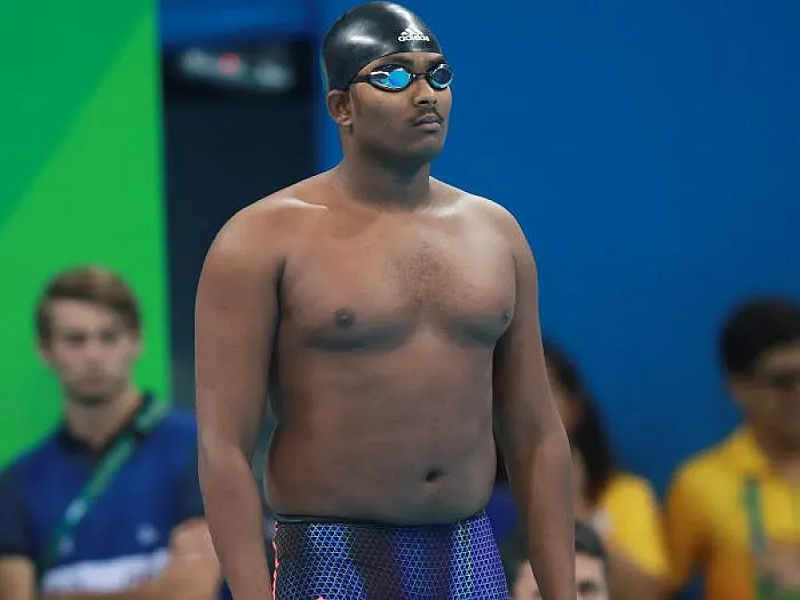 Шкембелия отне славата на Фелпс в басейна