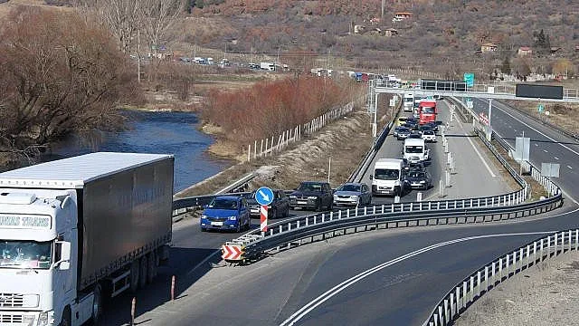 Кошмар на АМ "Струма". Шофьорите побесняха