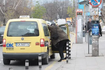 Шофьорка вдигна разправия на пътя, блъсна я такси