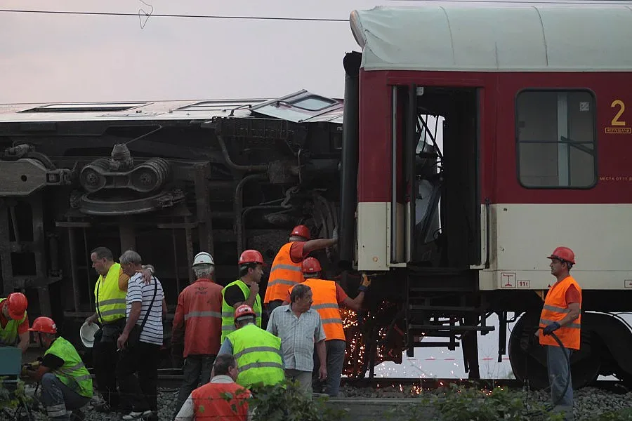 Пенсионер се размина с челен удар с влак