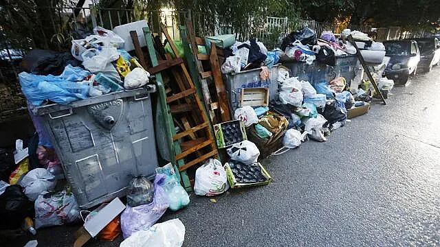 Кризата! Затворници събират боклука на София