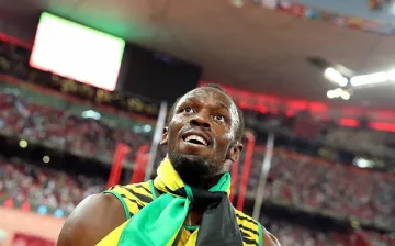 Болт танцува самба със знойни танцьорки (ВИДЕО)