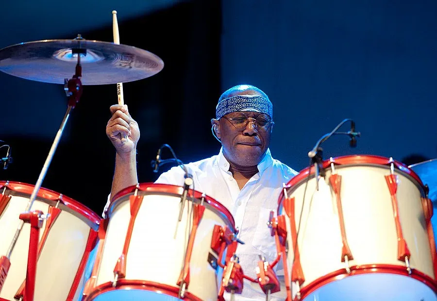 Били Кобъм гост на НБУ 