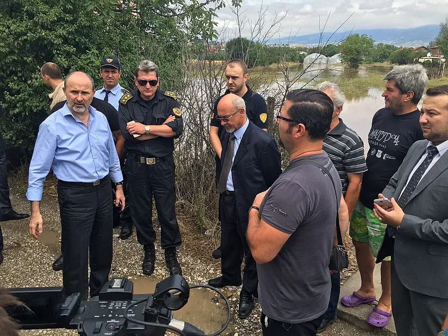 Пращаме 20 тона вода на Македония