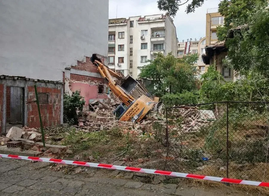 ВИДЕО: Багер пропадна в центъра на София