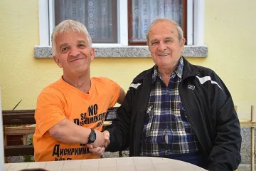„Малки европейци" помагат на народен певец
