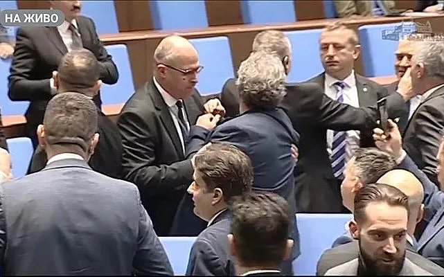 Бой в парламента. В дъното пак е Манол Пейков