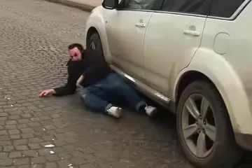 Нови подробности за мъжа, който се хвърля под коли