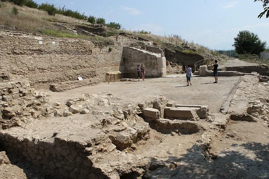 2 лева вход в античния град Хераклея Синтика