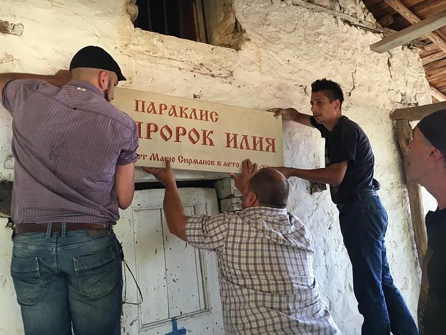 Нова табела на храма до гроба на Т. Александров