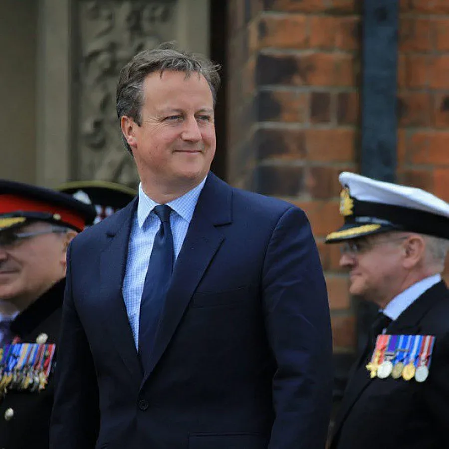 Предлагат на Камерън да стане султан с харем