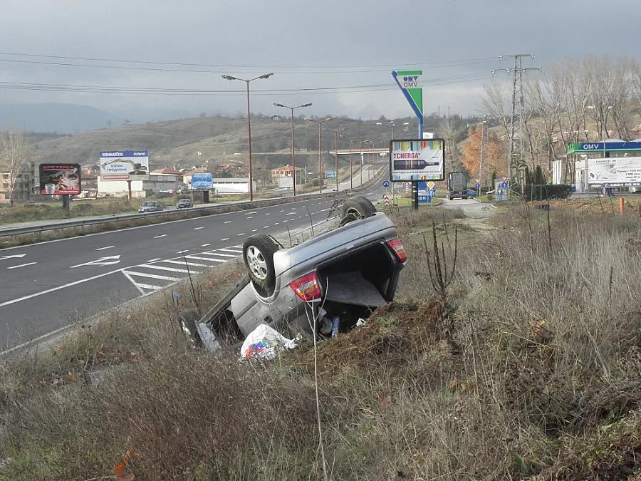 Двама загинаха в тежка катастрофа
