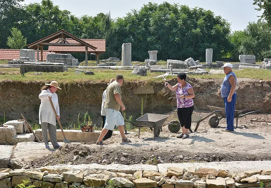 Доброволци зарязват морето заради разкопки