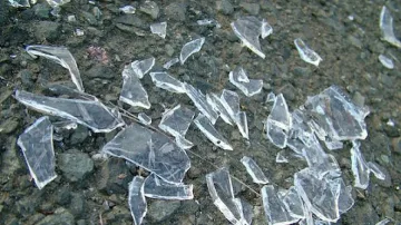 Мъж троши стъкла вместо да бие жена си