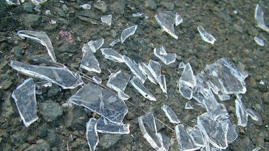 Мъж троши стъкла вместо да бие жена си