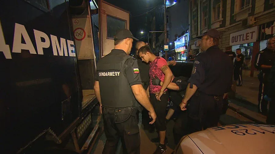 Десетки нелегални мигранти разкрити за нощ