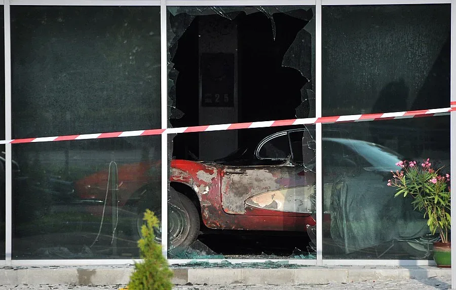 Запалиха шоурума на бивш кмет