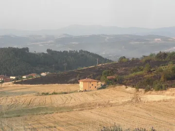 Евакуираха 170 души след пожар от мълния