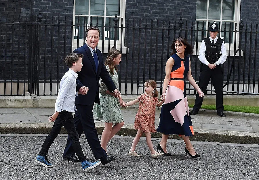 Камерън дава рицарска титла на фризьорка