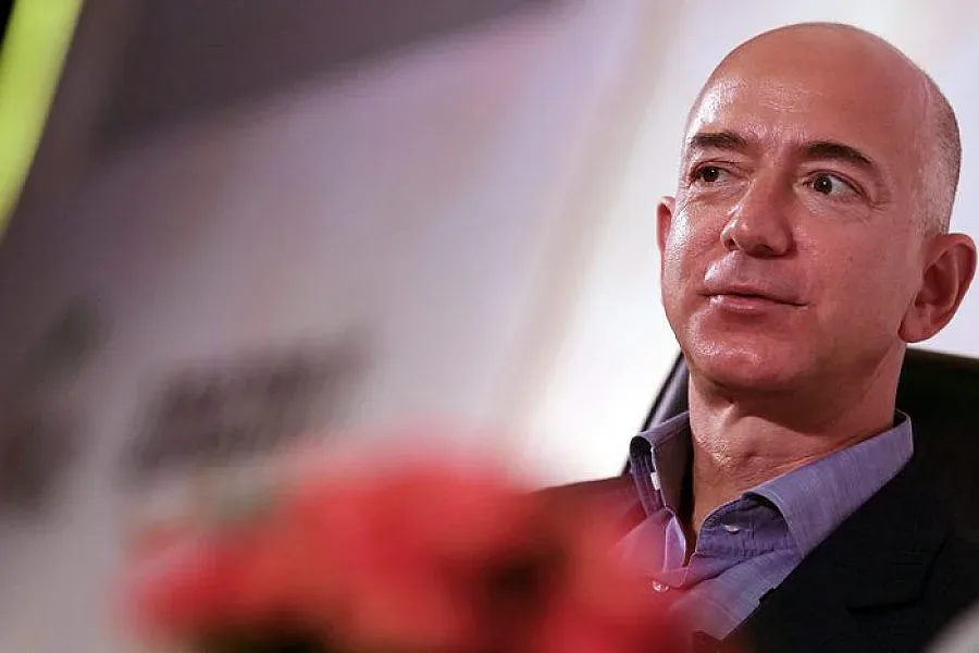 Шефът на "Амазон" трети по богатство в света