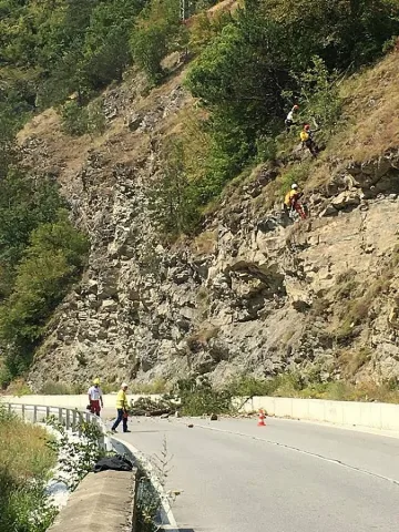 Падащи камъни блокираха Смолян