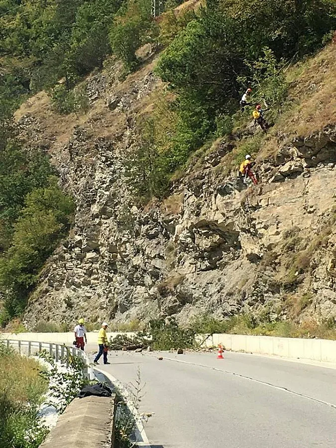 Падащи камъни блокираха Смолян