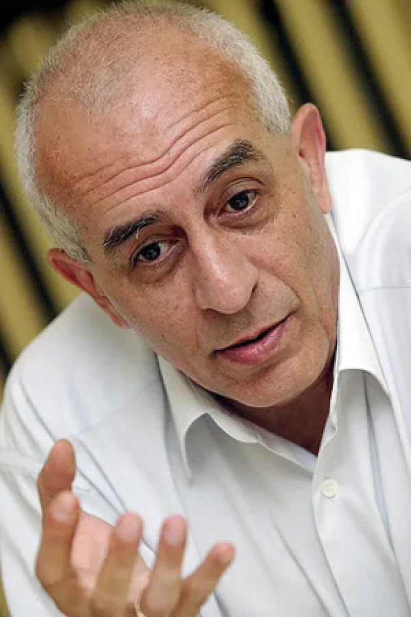 Хората издигат личности, за да не чакат партиите