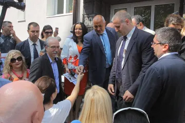 Борисов с ключ от входа на санирана кооперация
