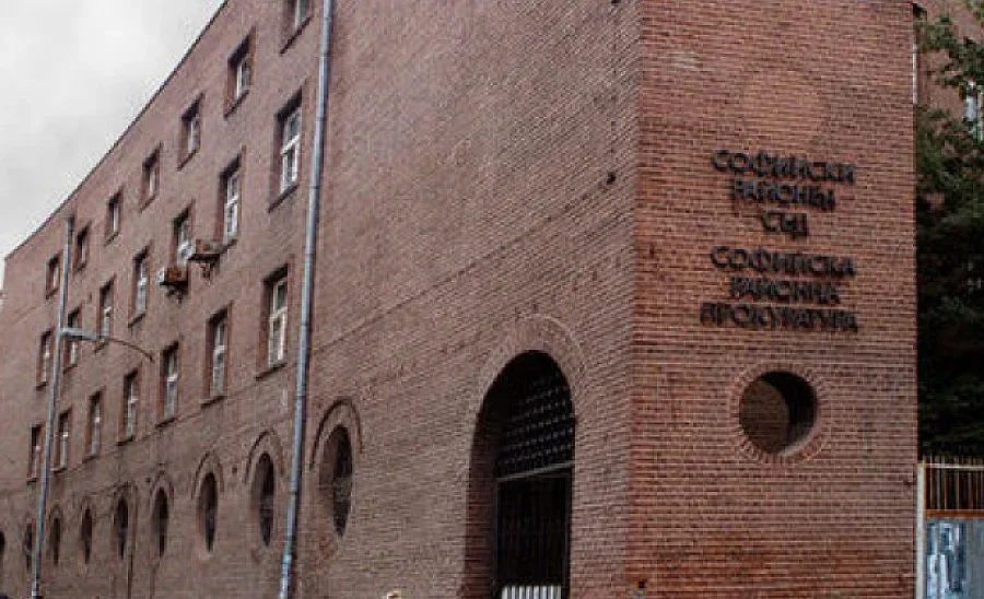 Мъж се хвърли от Районния съд в София