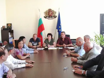 Вавилон и Хо Ши Мин ни стават побратими