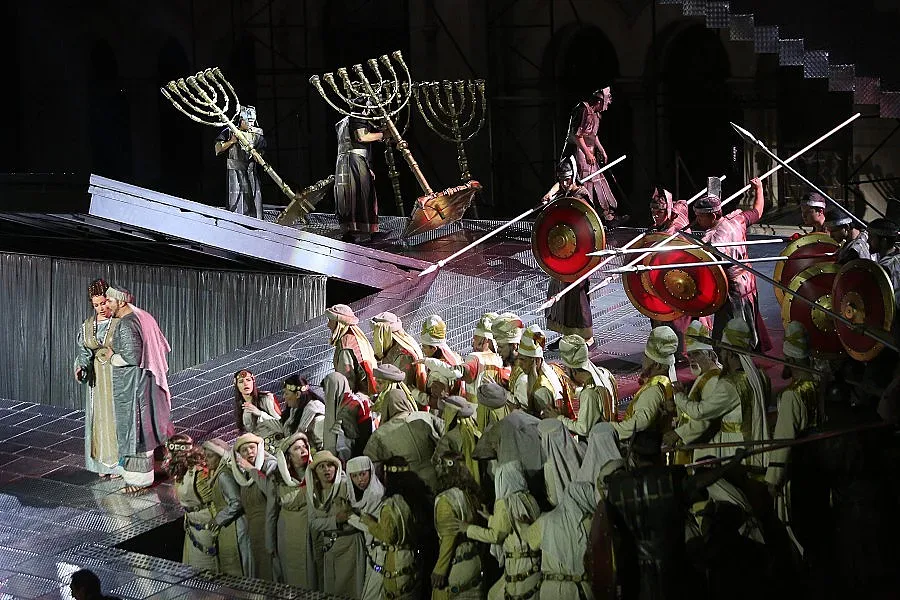 1500 аплодират зрелището "Набуко"