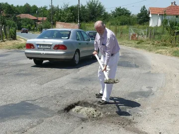 Депутат пълни дупките на Лом