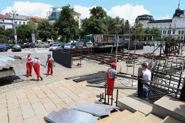 150 пеят и свирят в "Набуко"  
