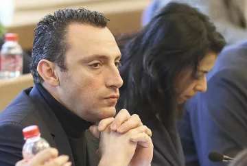 Министър черпи. Легендарен дипломат също