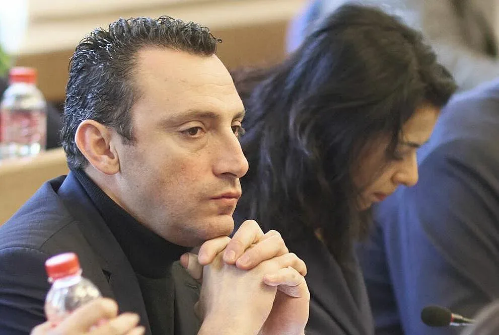 Министър черпи. Легендарен дипломат също