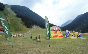 Банско пусна най-дългата надуваема пързалка в Европа