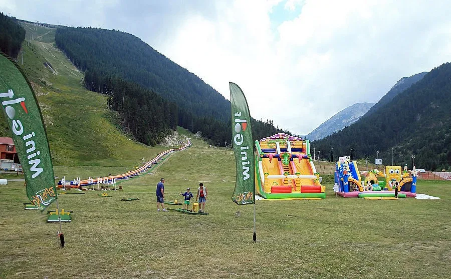 Банско пусна най-дългата надуваема пързалка в Европа