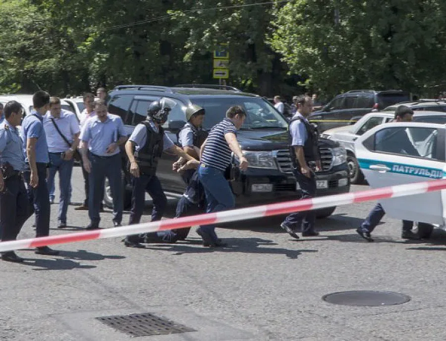 Стрелецът от Алмати мъстил на полицаите