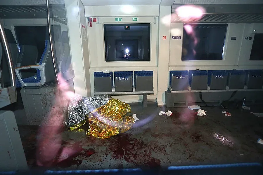 Джихадист сече с брадва във влак (ОБЗОР)