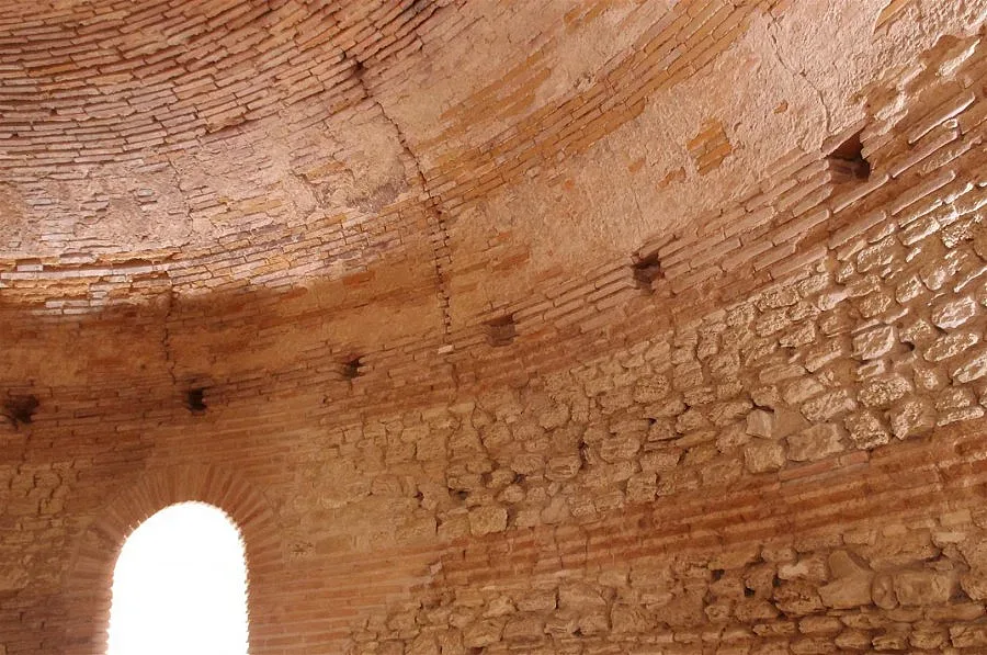 Антична гробница до Поморие се нацепи