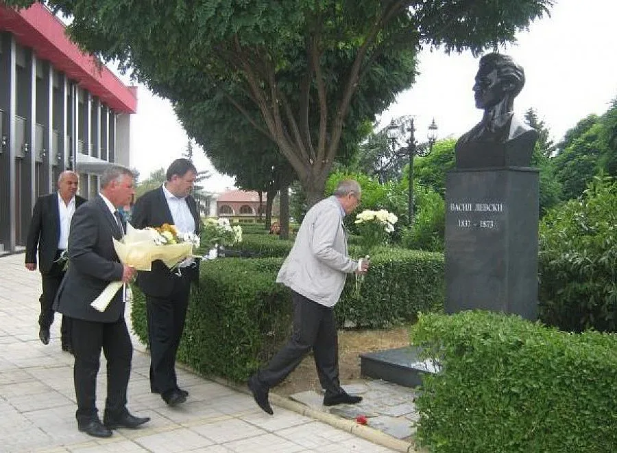 Откриха паметник на Левски в Сапарева баня