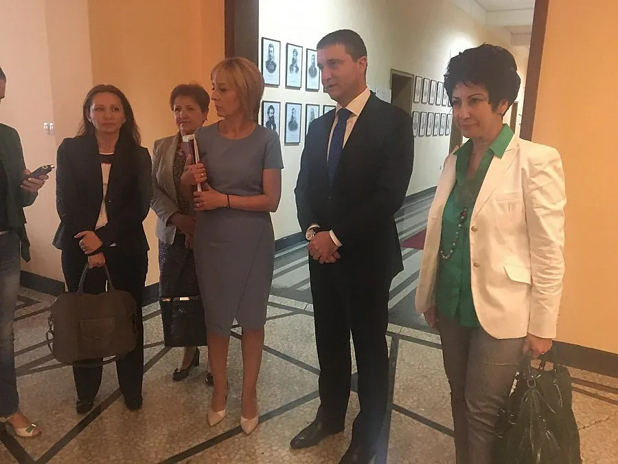 Манолова и Горанов: Храните за дарение без ДДС