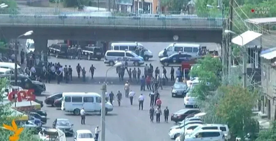Заложническата драма в Ереван продължава