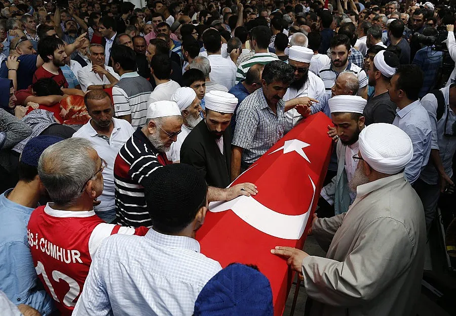 Задържаха главия военен съветник на Ердоган