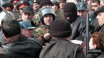 Пуснаха двама от заложниците в Ереван 