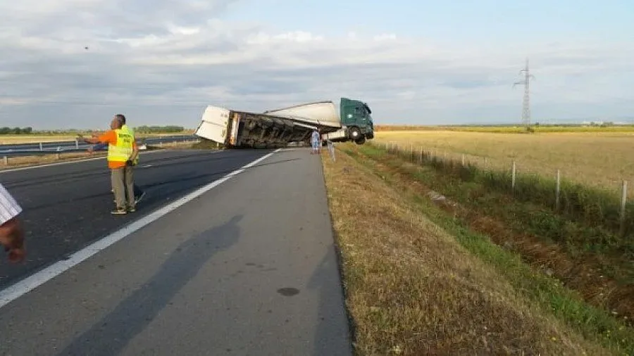 Тир се обърна "Тракия", движението е затруднено